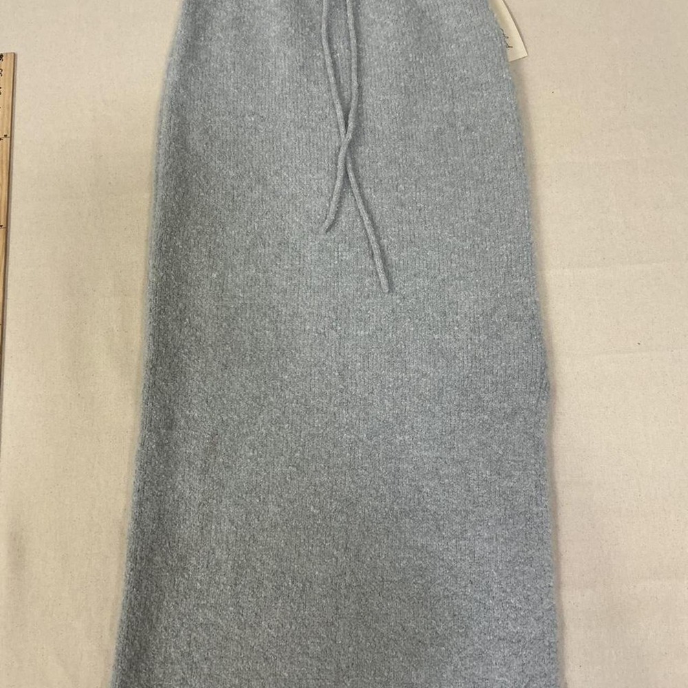 Cozy gray knit midi skirt‎